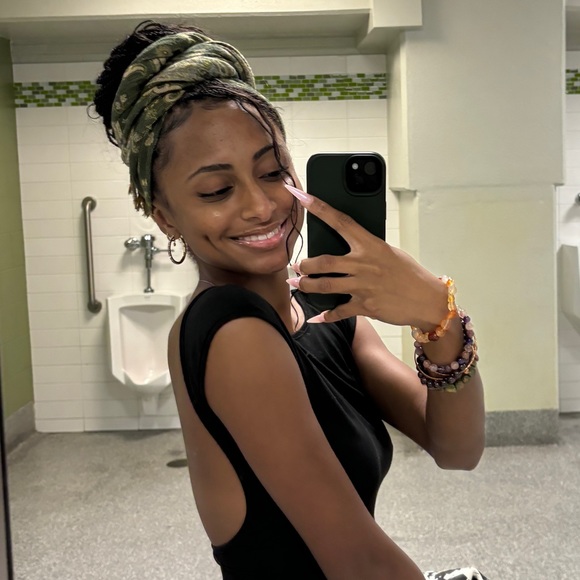 Meet your Posher, Gabriella - Picture 1 of 1